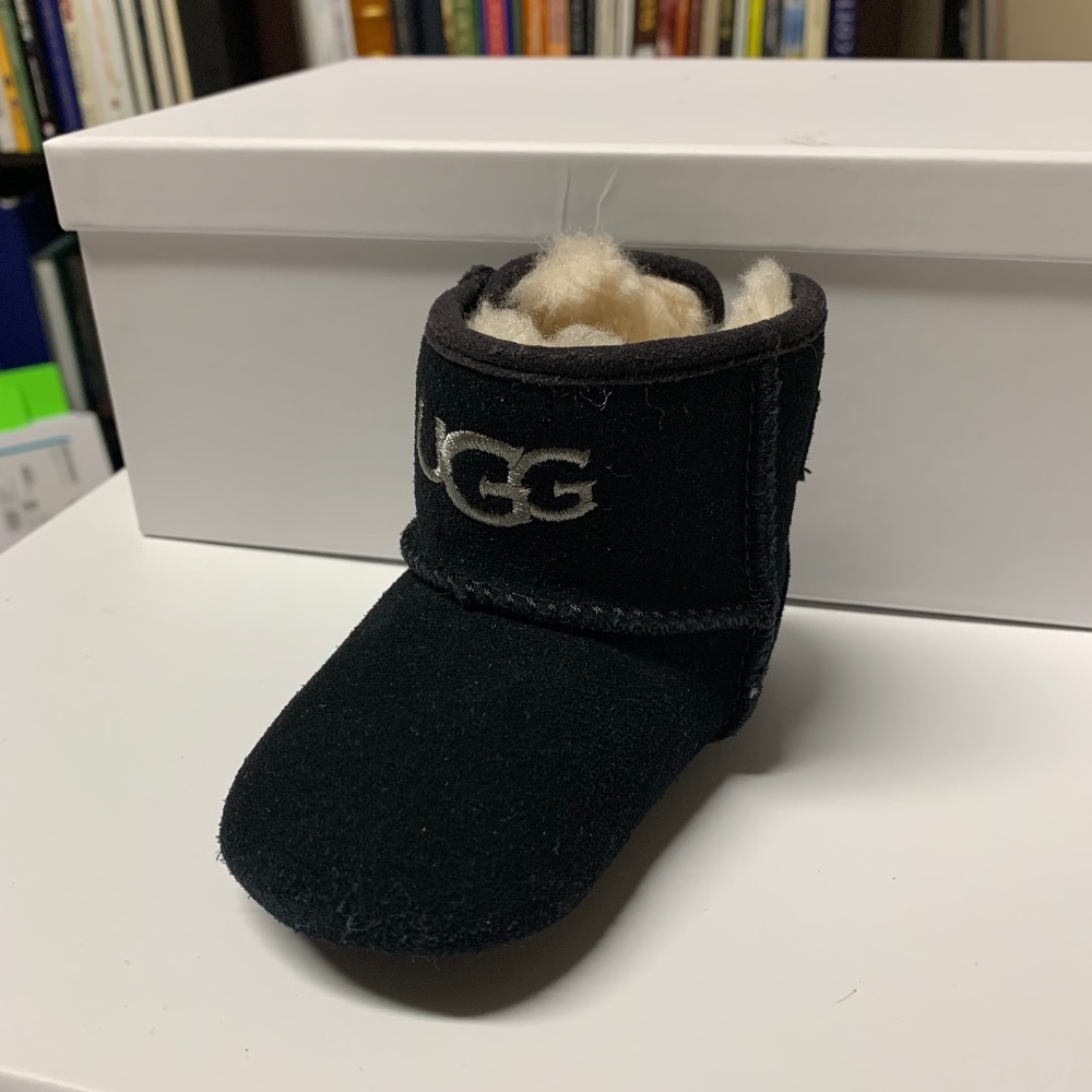 UGG Baby Infant Felt shoe with sheepskin lined size US 2-3 "UGG" Logo embroider